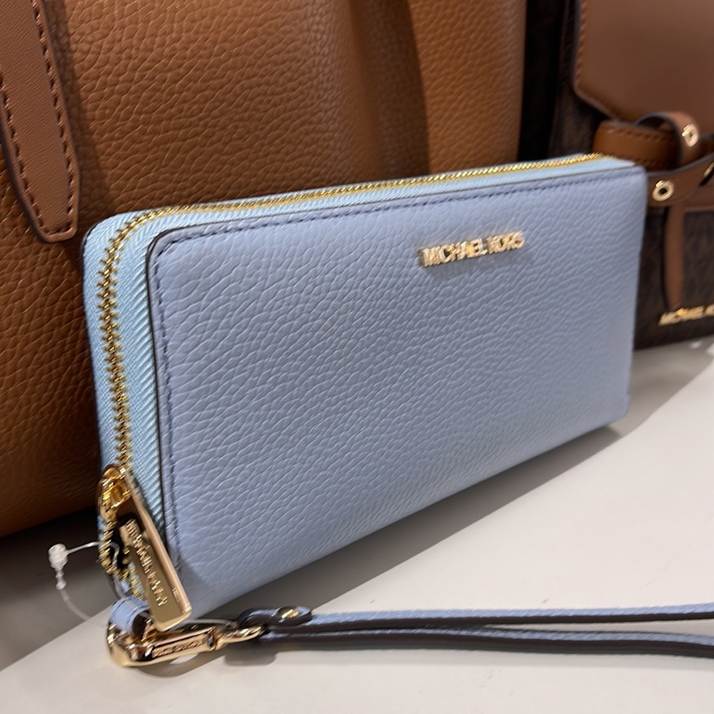 Michael Kors Jet Set Travel Large Travel CONTINENTAL 
Pale Blue - Picture 2 of 16
